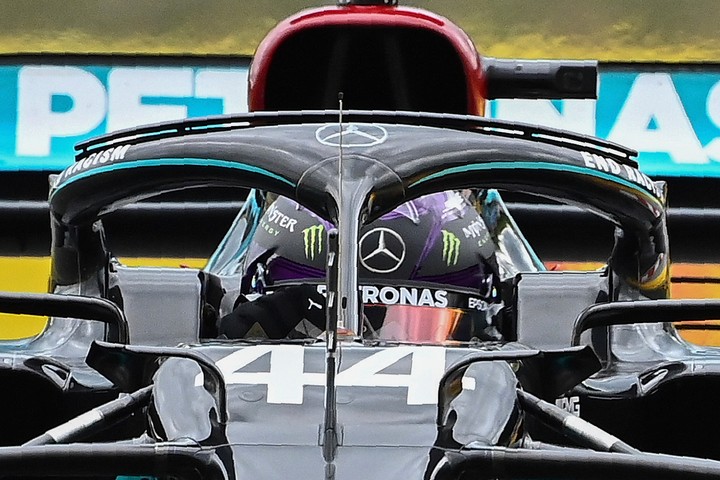 Hamilton prekonal Schumachera a pokračuje vo svojej spanilej jazde